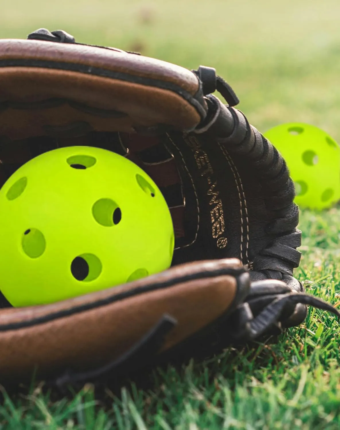 20 Pack Plastic Practice Balls for Baseball & Softball - Soft Ball for Baseballs Hitting, Pitching, Batting Training, Lightweight Hollow Limited Flight Indoor & Outdoor Sport Diameter 2.83in