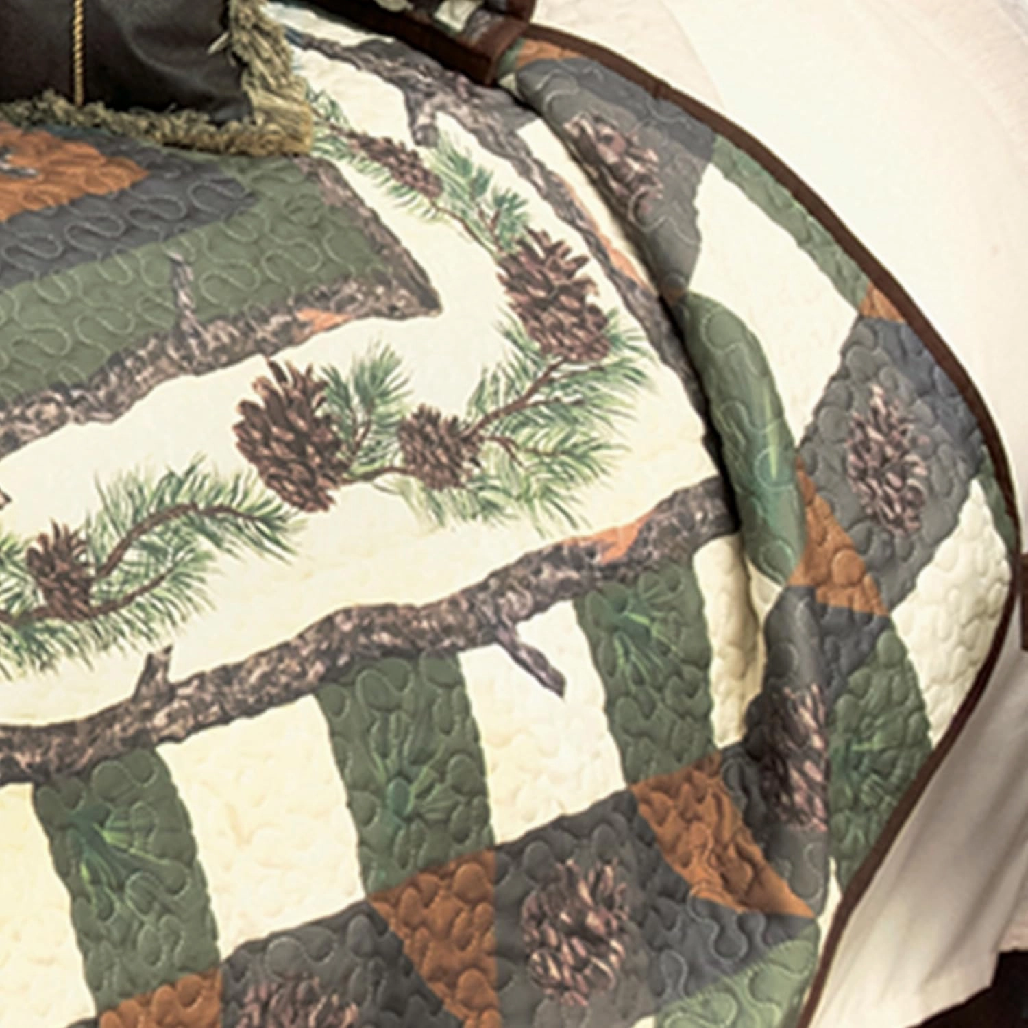 Black Forest Décor Woodland Pinecones Twin Quilt Set - Lightweight, Cabin Style Bedding with Pinecone Motif, Includes Quilt and Sham, Machine Washable