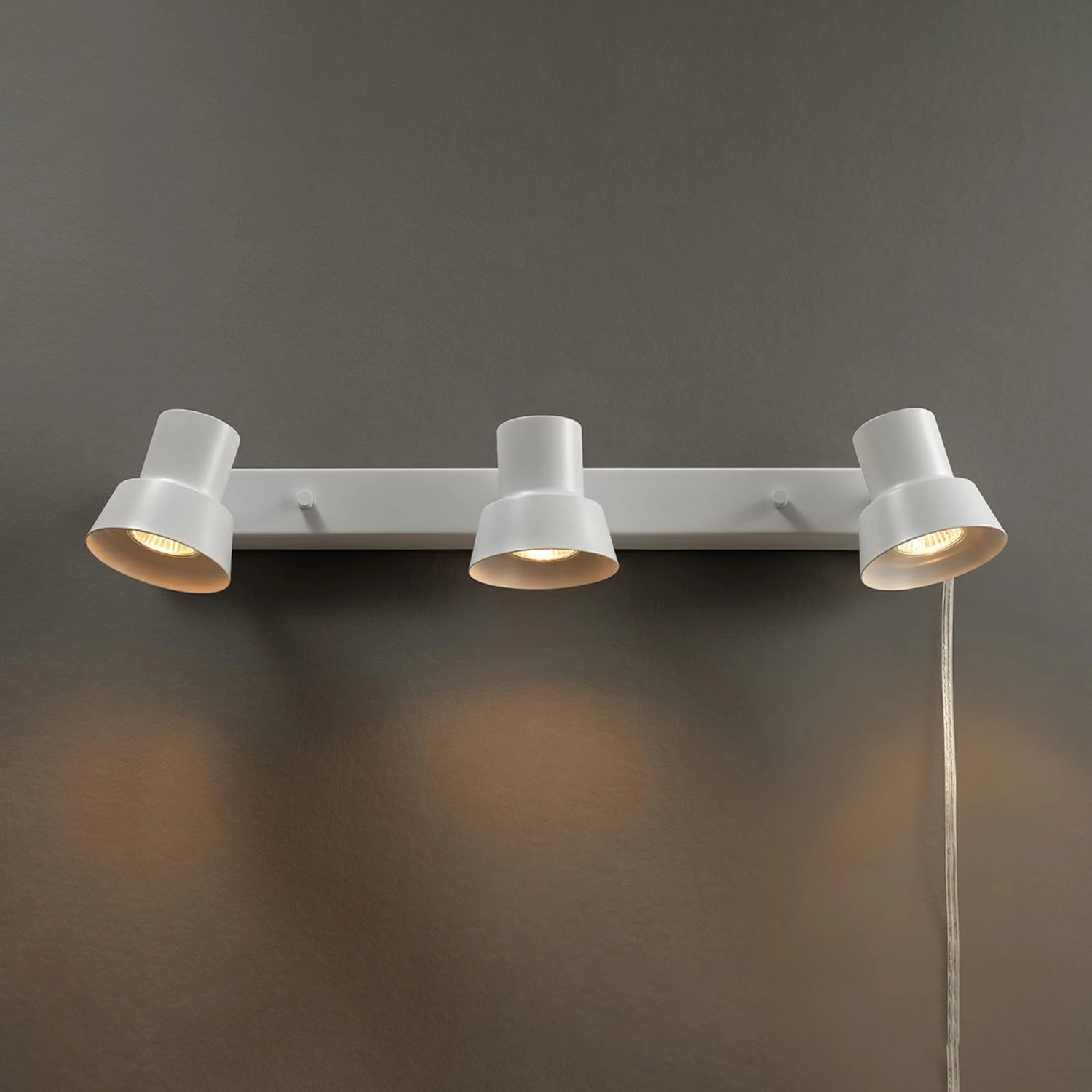 GLOBE Electric 64000116 22" 3-Light Plug-in Track Lighting, Matte White, Pivoting Track Heads, 15-Foot Cord, in-Line on/Off Rocker Switch