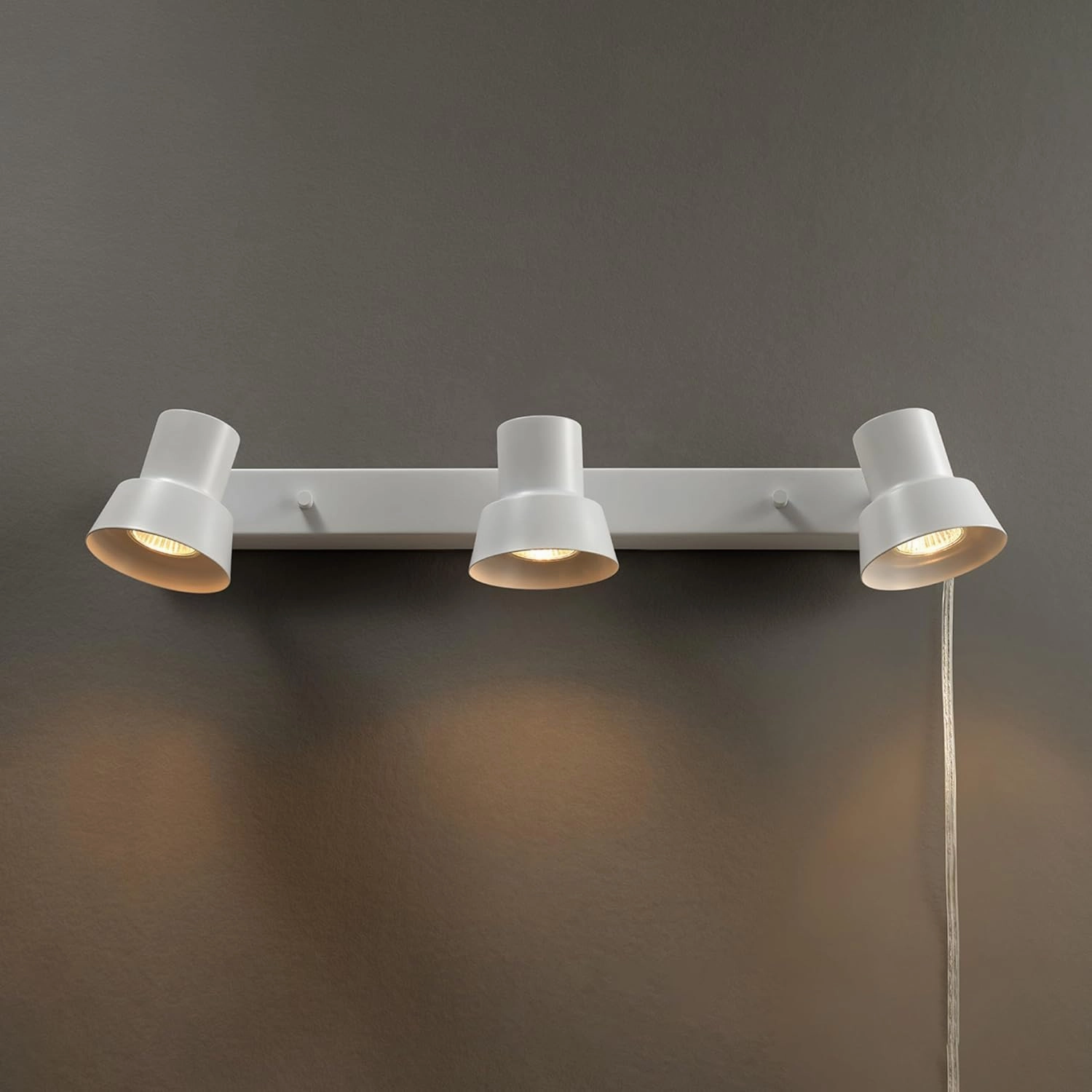 GLOBE Electric 64000116 22" 3-Light Plug-in Track Lighting, Matte White, Pivoting Track Heads, 15-Foot Cord, in-Line on/Off Rocker Switch