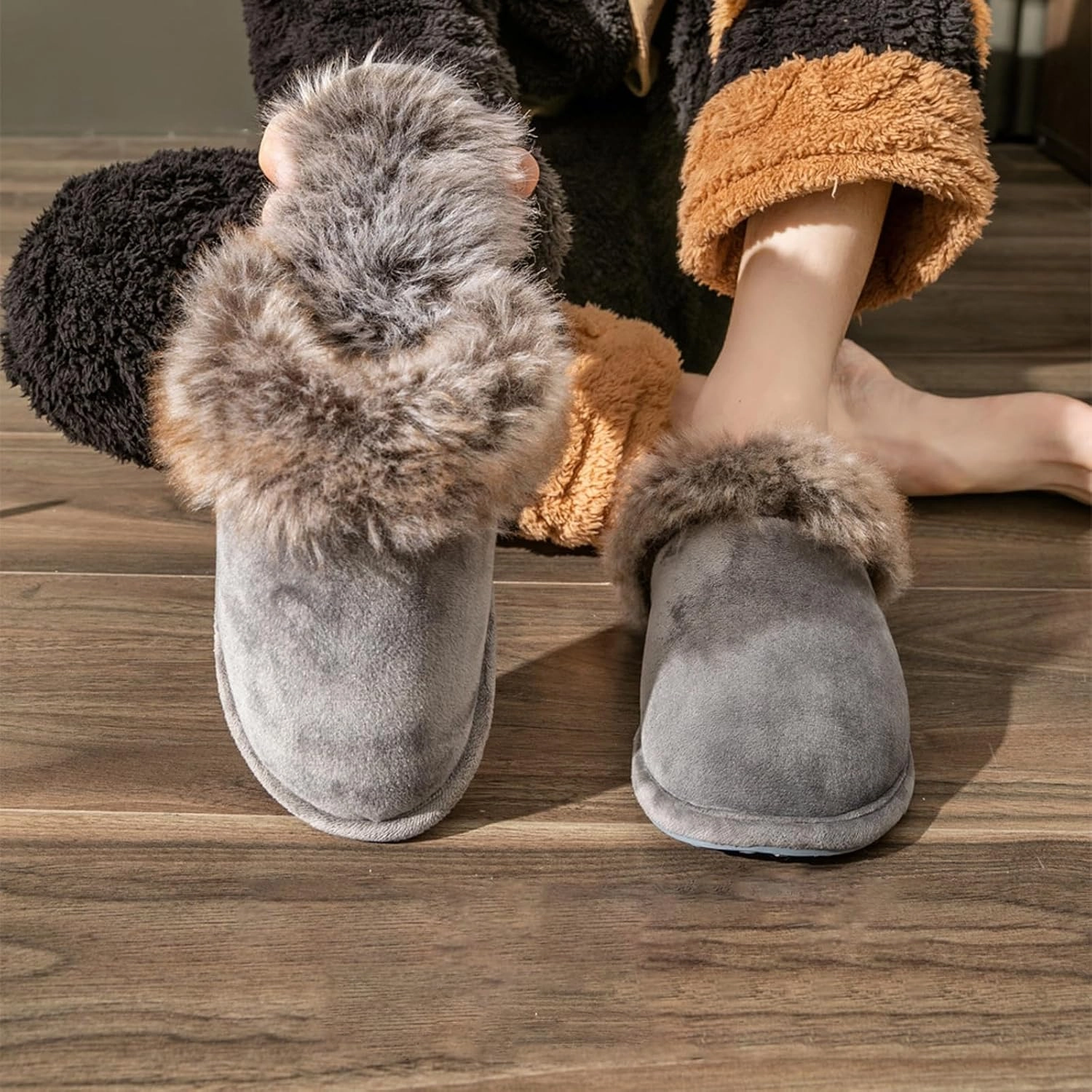 Women's and Men's Artificial Fluffy Slippers, Couple Plush Memory Foam Slippers, Ladies Warm Slip on Slippers with Faux Fur Lining, Winter Non-Slip Indoor House Shoes