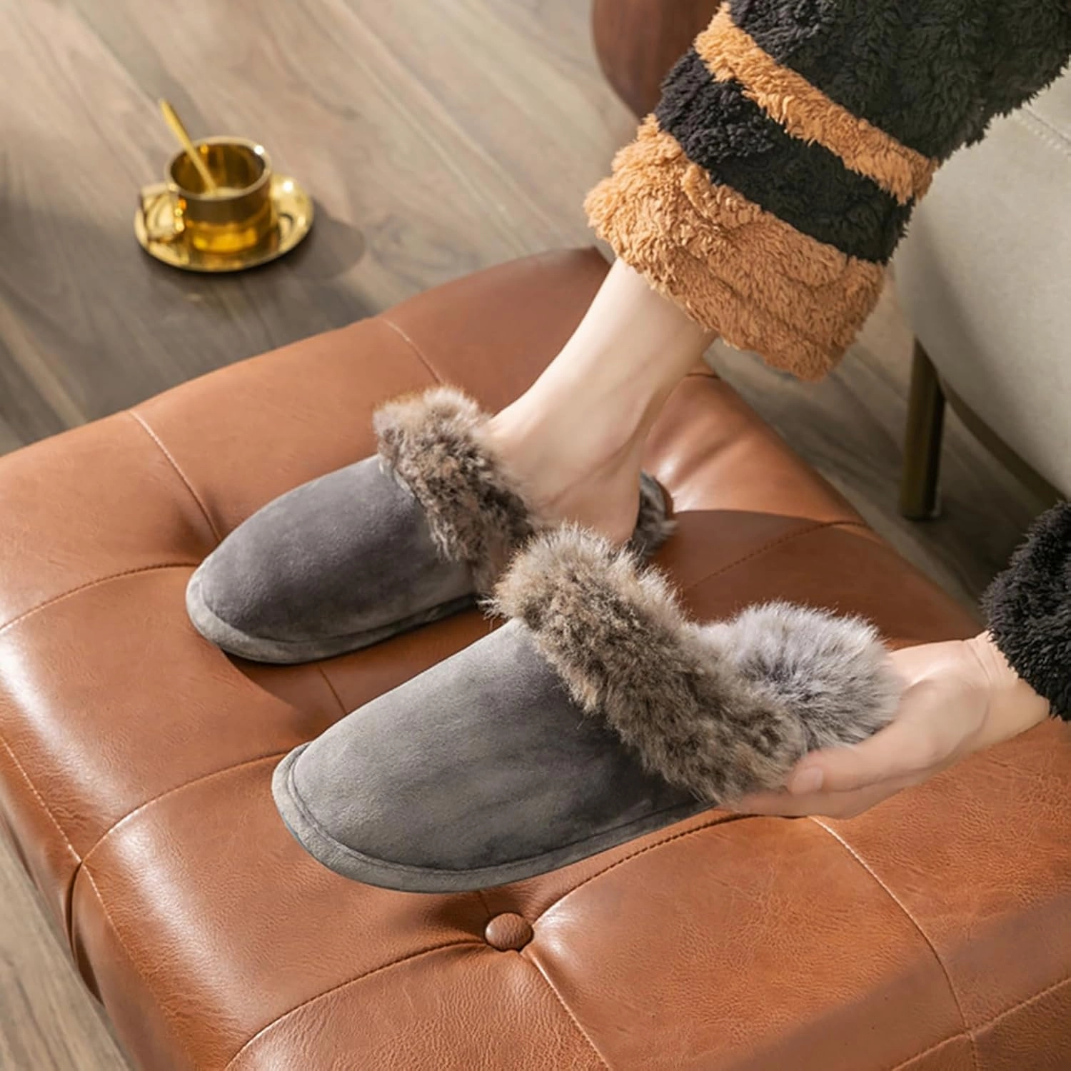 Women's and Men's Artificial Fluffy Slippers, Couple Plush Memory Foam Slippers, Ladies Warm Slip on Slippers with Faux Fur Lining, Winter Non-Slip Indoor House Shoes